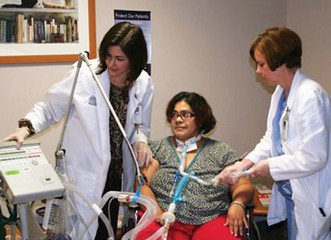 Comprensión del manejo de los pacientes queexperimentan una desconexión prolongada de laventilación mecánica Two caregivers with ventilator patient
