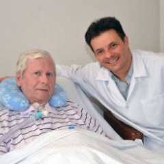 <a href="/wp-content/uploads/2019/01/pm-newsletter-v6i1.pdf#page=19">Investigación actual relacionada con la ventilación mecánica y el uso de Válvulas de Hablas</a> Doctor adjusting patient's trach
