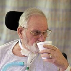 <a href="/wp-content/uploads/2019/01/pm-newsletter-v6i1.pdf#page=19">Investigación actual relacionada con la ventilación mecánica y el uso de Válvulas de Hablas</a> Doctor adjusting patient's trach